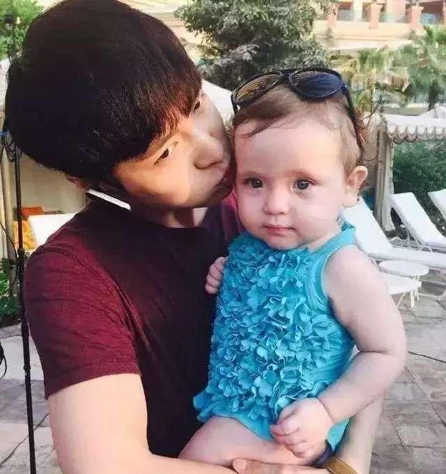 明星网红抱婴儿,抱娃秀甜蜜，萌化万千粉丝心