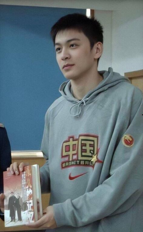 圆脸帅哥明星网红,揭秘当红圆脸帅哥明星网红的时尚之路”
