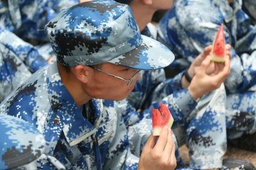 今日吃瓜大学生军训,今日吃瓜大学生军训现场直击