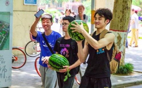 大学吃瓜大爆料,那些你不知道的吃瓜大爆料