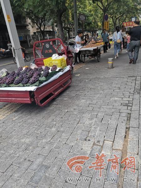 西安马路吃瓜爆料,街头爆料成热门话题