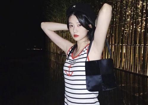 女明星网红背心,女明星网红背心秀性感风采