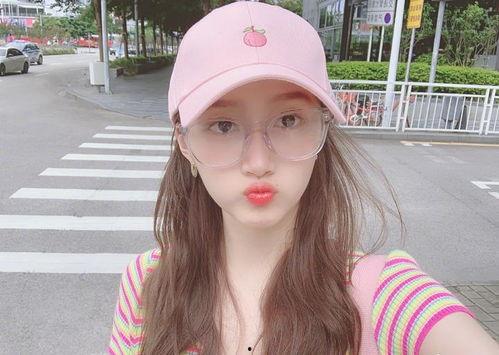 关晓彤格格吃黑瓜,美食之旅新体验