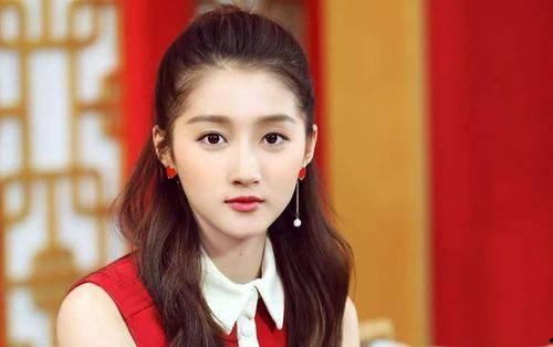 关晓彤格格吃黑瓜,美食之旅新体验